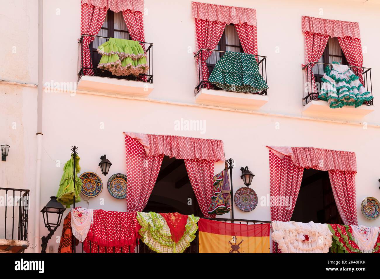 Des robes de flamenco espagnoles colorées pendent et sèchent sur le balcon d'une place dans le centre de la vieille ville de Marbella en Espagne. Banque D'Images