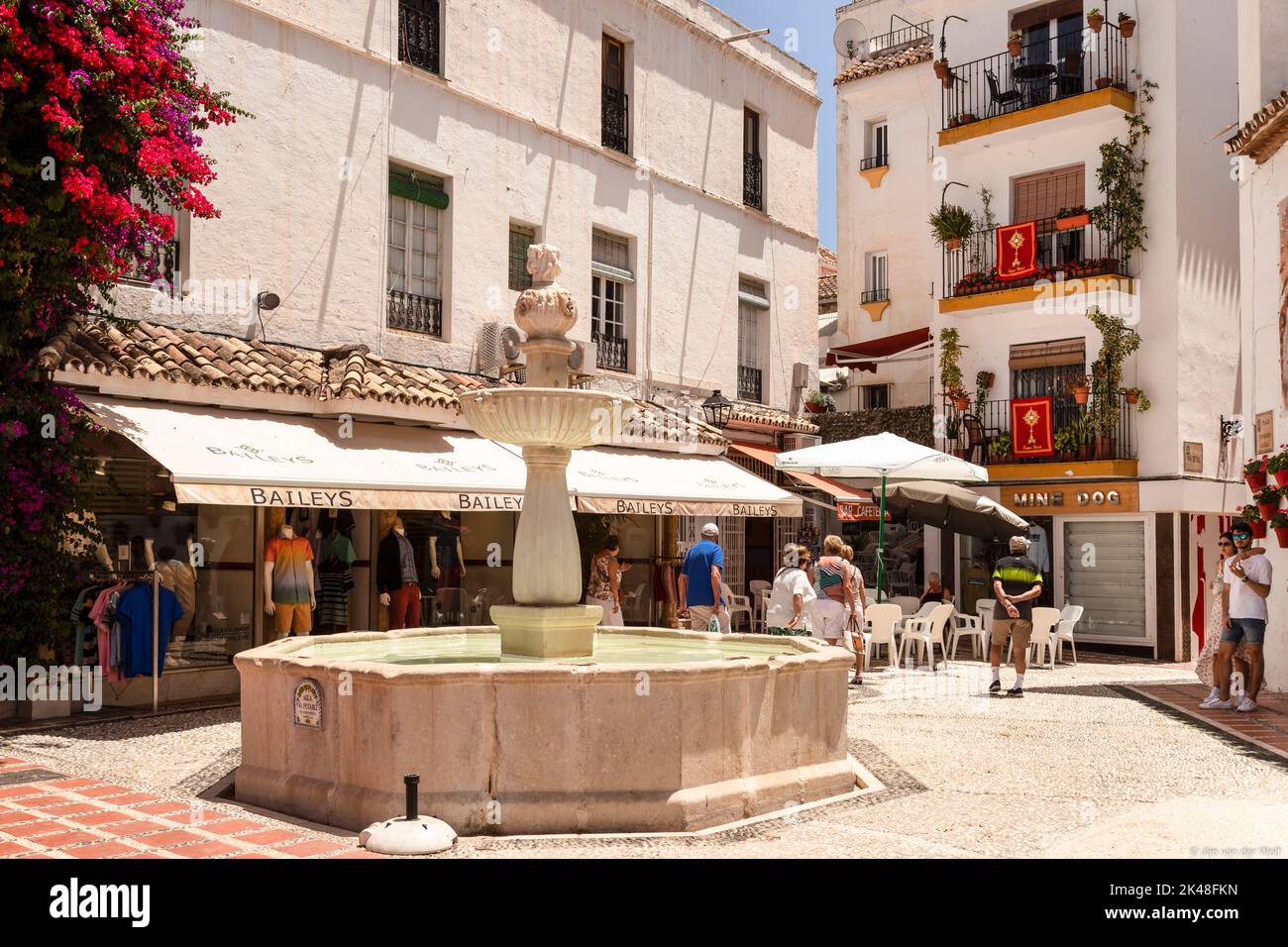 Petite place confortable (plaza fernando alcala) avec une fontaine dans la vieille ville de Marbella en Espagne. Banque D'Images