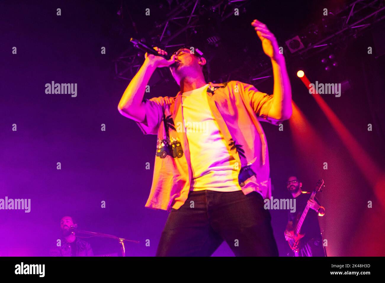 Le rappeur italien et chanteur-compositeur Guglielmo Bruno, connu professionnellement sous le nom de Willie Peyote, se produit en direct sur scène au Live Club, Trezzo Sull'Adda. (Photo de Mairo Cinquetti/SOPA Images/Sipa USA) crédit: SIPA USA/Alay Live News Banque D'Images