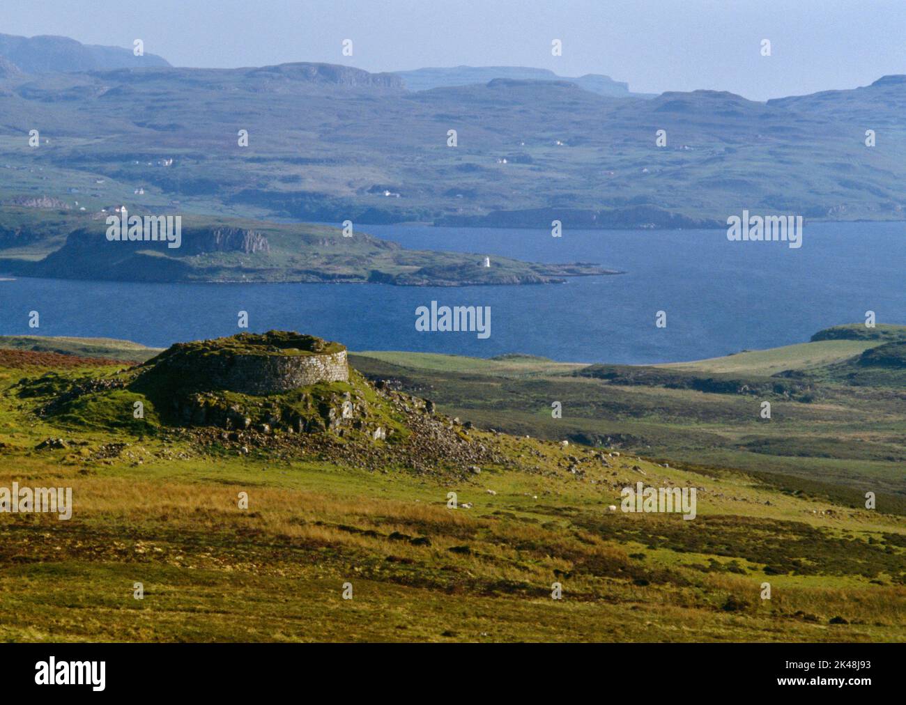 Dun Beag Iron Age broch, Struanmore, île de Skye, Écosse, Royaume-Uni, Depuis Dun Mor, au-dessus de Lochs Harport et Bracadale, vous vous rendau phare d'Ardtreck point. Banque D'Images