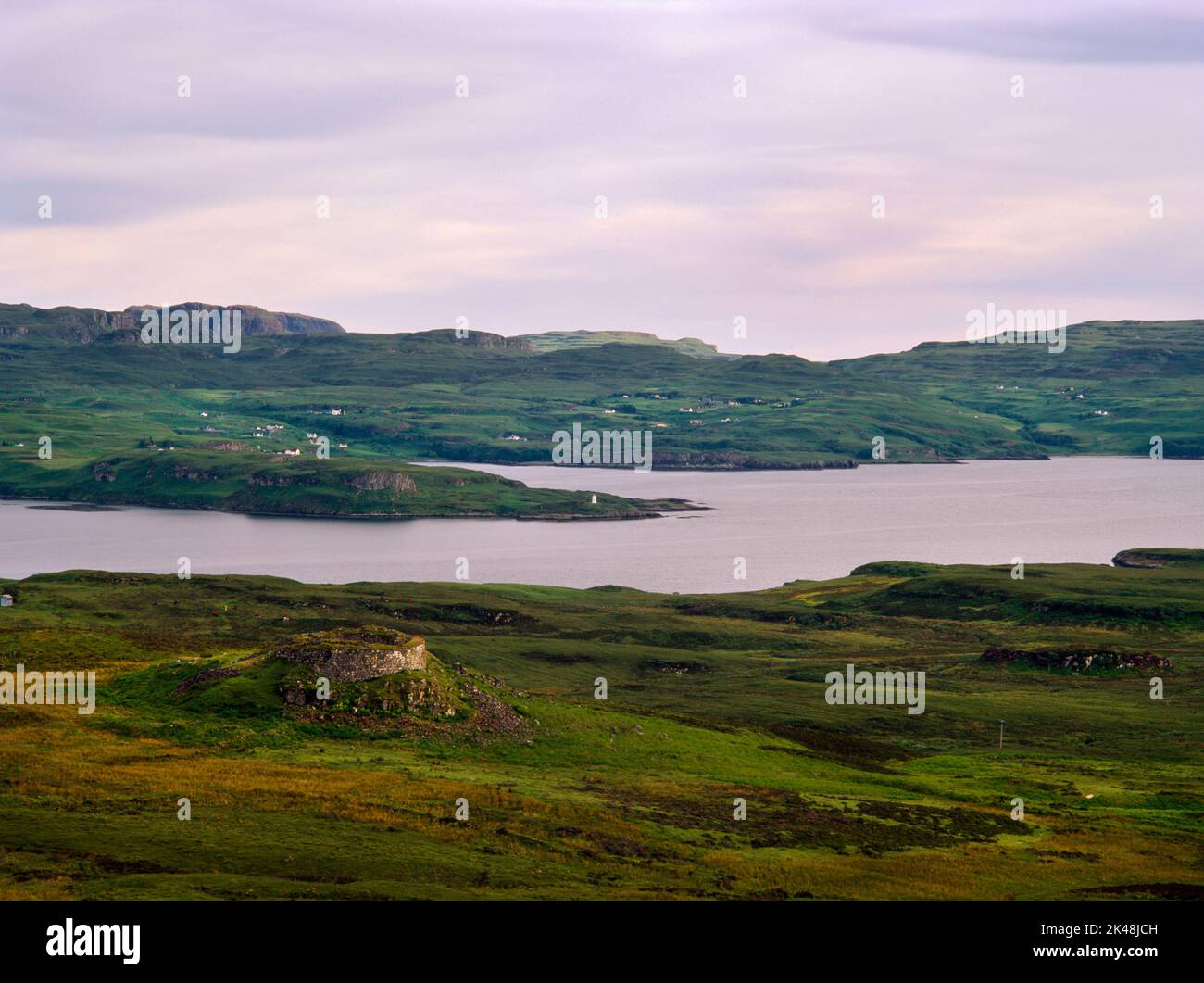 Dun Beag Iron Age broch, Struanmore, île de Skye, Écosse, Royaume-Uni, Depuis Dun Mor, au-dessus de Lochs Harport et Bracadale, vous vous rendau phare d'Ardtreck point. Banque D'Images
