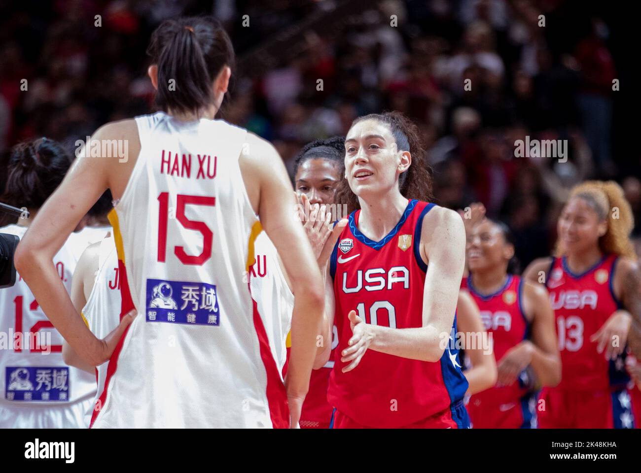 Sydney, Australie. 1st octobre 2022. Breanna Stewart (avant R) des États-Unis accueille Han Xu de Chine après la finale contre les États-Unis à la coupe du monde de basket-ball 2022 de la FIBA à Sydney, en Australie, le 1 octobre 2022. Credit: Hu Jingchen/Xinhua/Alay Live News Banque D'Images
