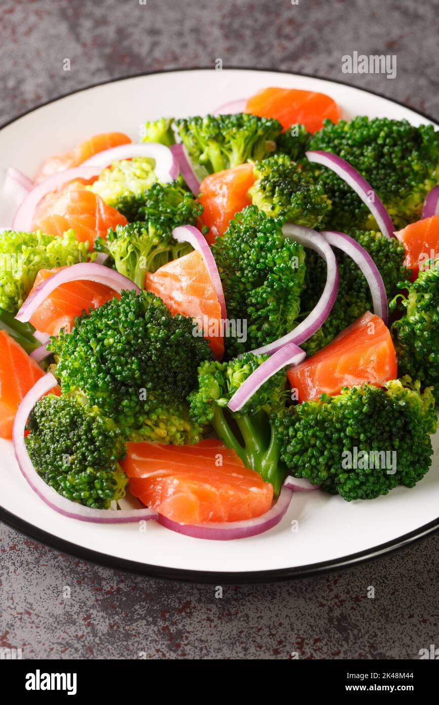 Brocoli saumon fumé salade d'oignon rouge dans une assiette. Verticale Banque D'Images