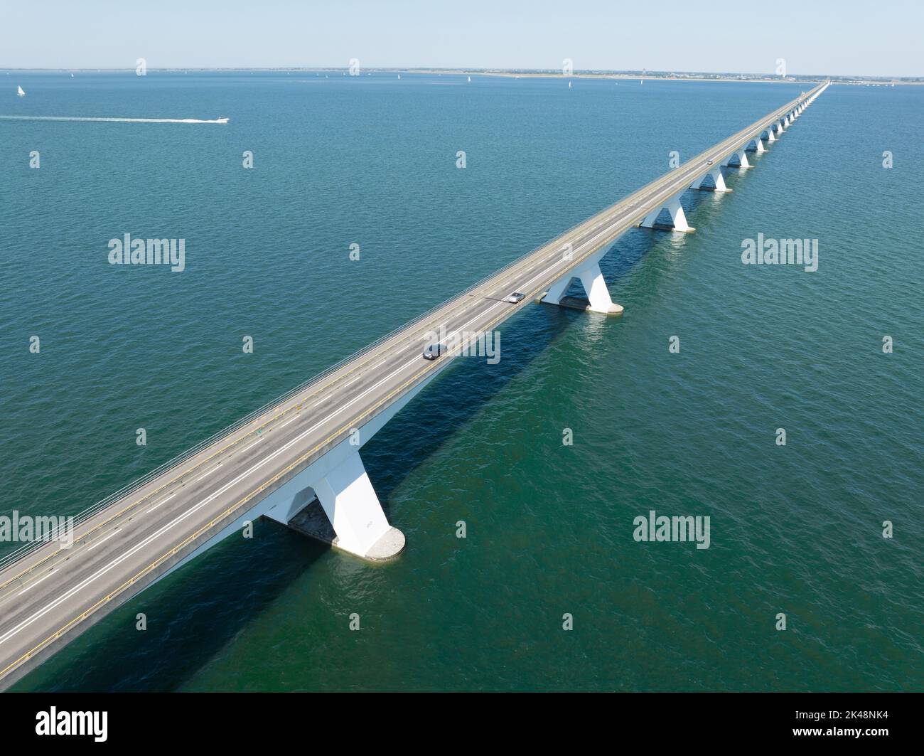 Pont de Zeelandbridge à l'infini dans la vue aérienne de drone de distance. Partie de Delta fonctionne. Infrastructure néerlandaise holland Zeeland. Livraison du transport Banque D'Images