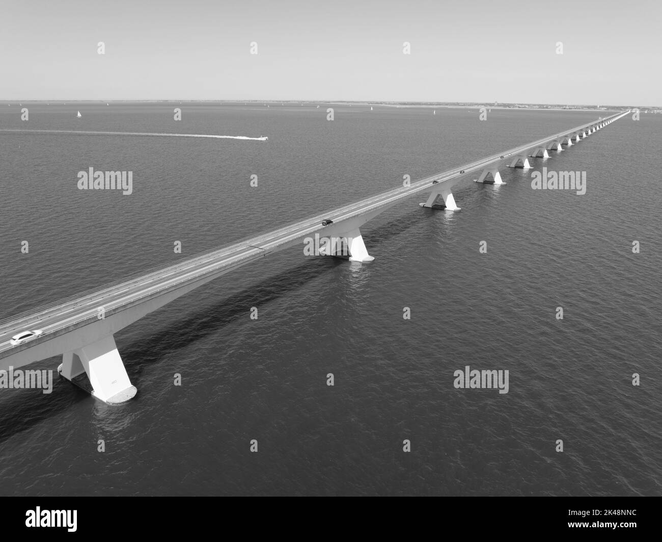 Pont de Zeelandbridge à l'infini dans la vue aérienne de drone de distance. Partie de Delta fonctionne. Infrastructure néerlandaise holland Zeeland. Livraison du transport Banque D'Images