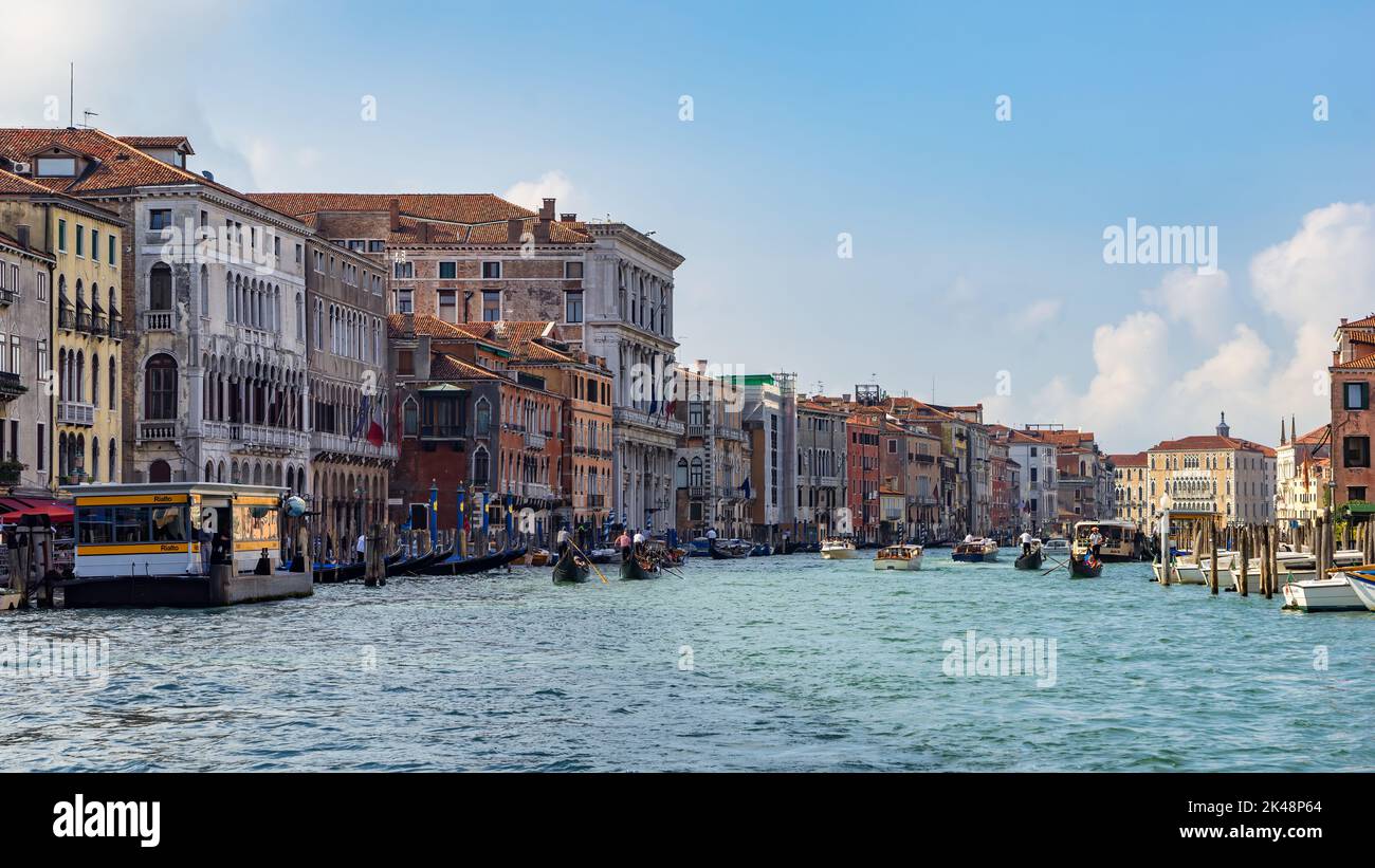 VENISE, ITALIE - OCTOBRE 12 : bâtiments colorés le long d'un canal à Venise sur 12 octobre 2014. Personnes non identifiées. Banque D'Images
