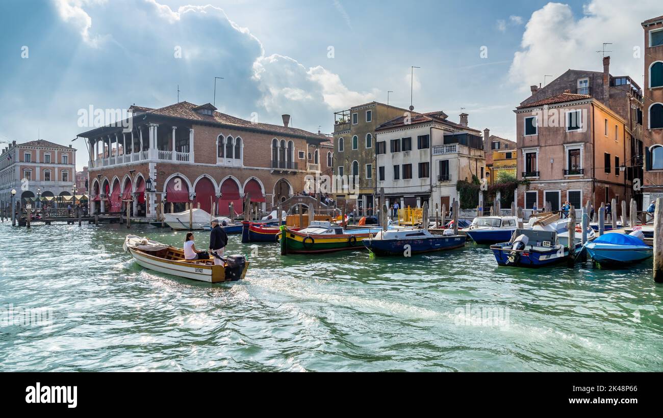 VENISE, ITALIE - OCTOBRE 12 : croisière en bateau à moteur le long d'un canal à Venise sur 12 octobre 2014. Personnes non identifiées. Banque D'Images