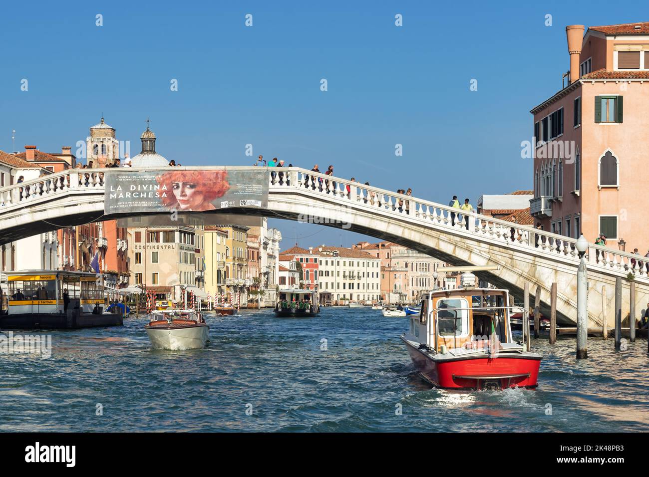 VENISE, ITALIE - 12 OCTOBRE : bateau à moteur longaant le Grand Canal à Venise le 12 octobre 2014. Personnes non identifiées. Banque D'Images