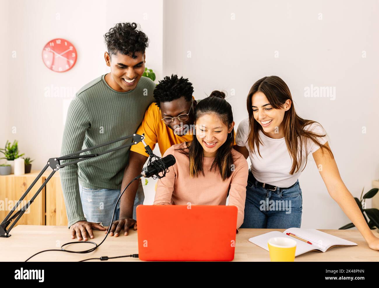 De jeunes étudiants heureux, amis qui travaillent à enregistrer un podcast radio au bureau à domicile Banque D'Images