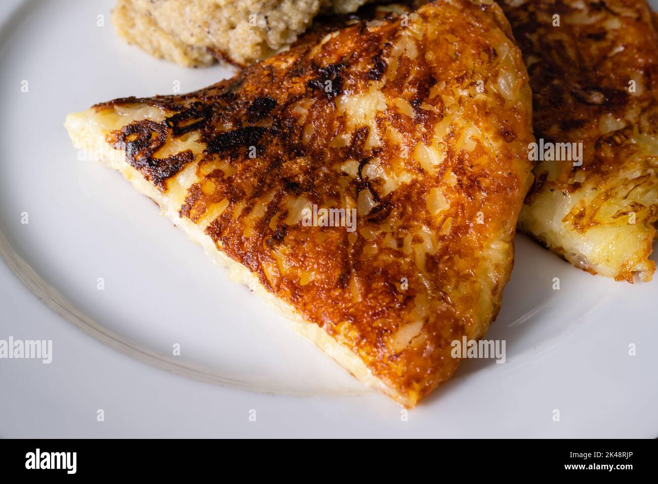 Friulano Italien Montasio fromage et pommes de terre Rosti avec polenta un plat traditionnel de la région de Friaul en Italie Banque D'Images