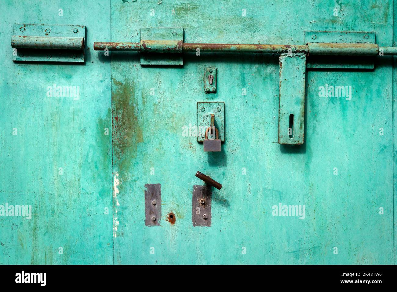 Ancienne porte en métal verte avec cadenas Banque D'Images