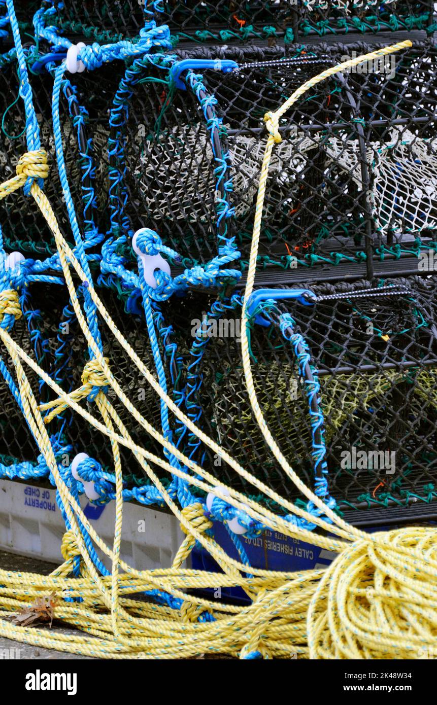 une pile de pots de crabe/homard de pêcheurs est située dans le nord de norfolk, en angleterre Banque D'Images