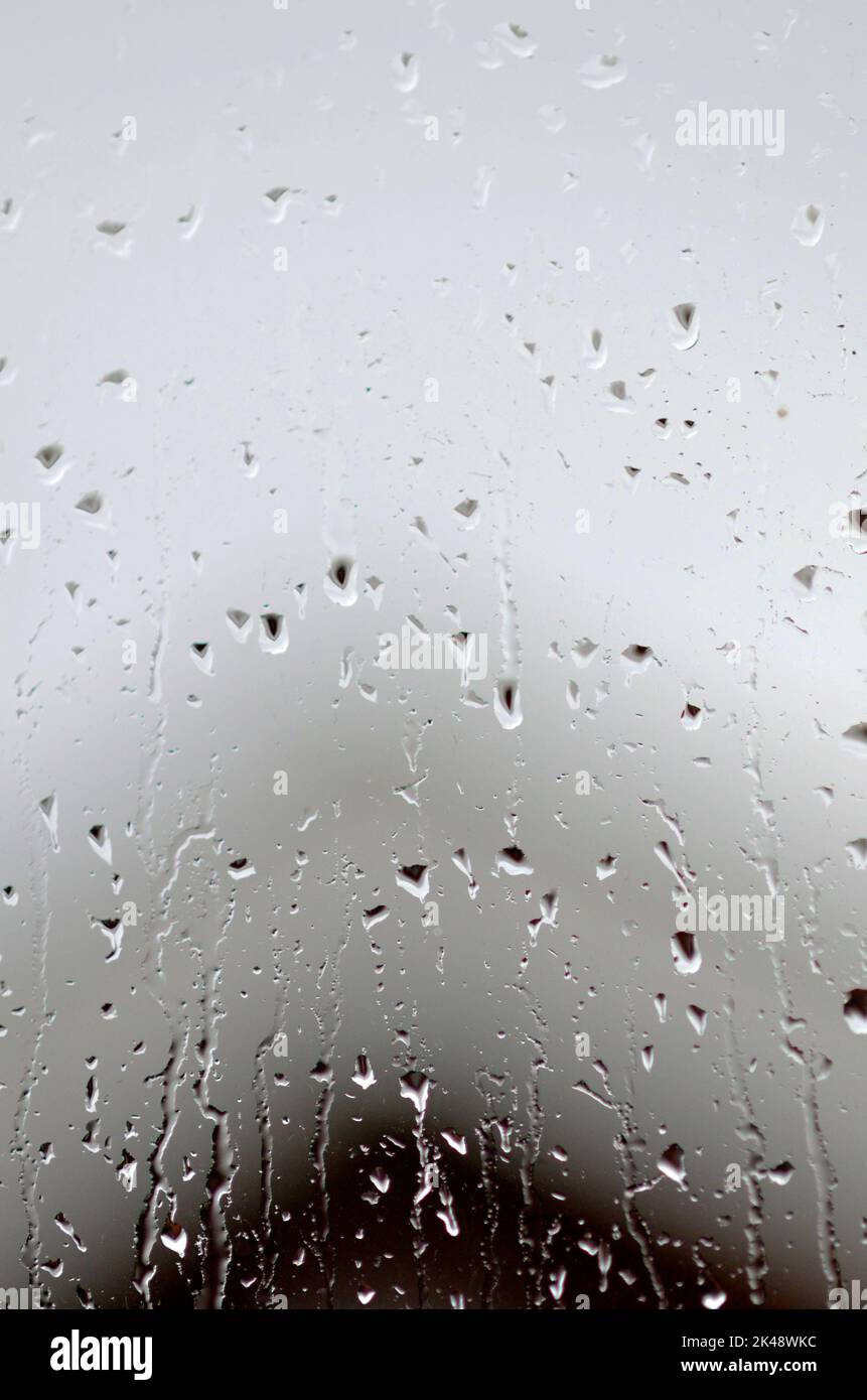 Les gouttelettes d'eau sur la fenêtre en verre Banque D'Images