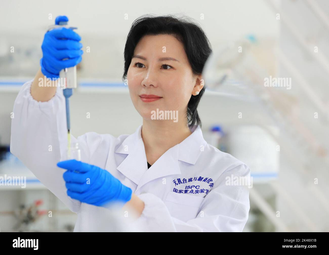 Changchun. 1st octobre 2022. Yu Jihong travaille dans un laboratoire à l'Université Jilin de Changchun, dans la province de Jilin, dans le nord-est de la Chine, le 16 août 2022. Yu Jihong, un académicien de l'Académie chinoise des sciences, a montré une "carte" mince avec une grande flexibilité. Il peut être difficile d'imaginer qu'il s'agit d'un nouveau type de batterie au lithium (Li)-air.TO GO WITH 'Profile: Diligent femme chimiste steeps dans l'innovation scientifique' Credit: Xinhua/Alay Live News Banque D'Images