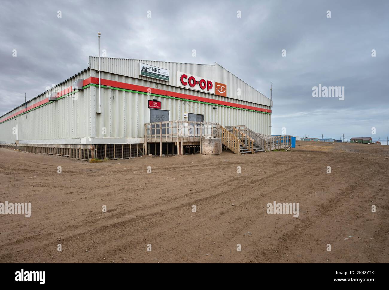 Pond Inlet, Nunavut, Canada – 04 septembre 2022 : extérieur de l'édifice de la coopérative et de la Banque des Premières nations du Canada (FNBC) Banque D'Images