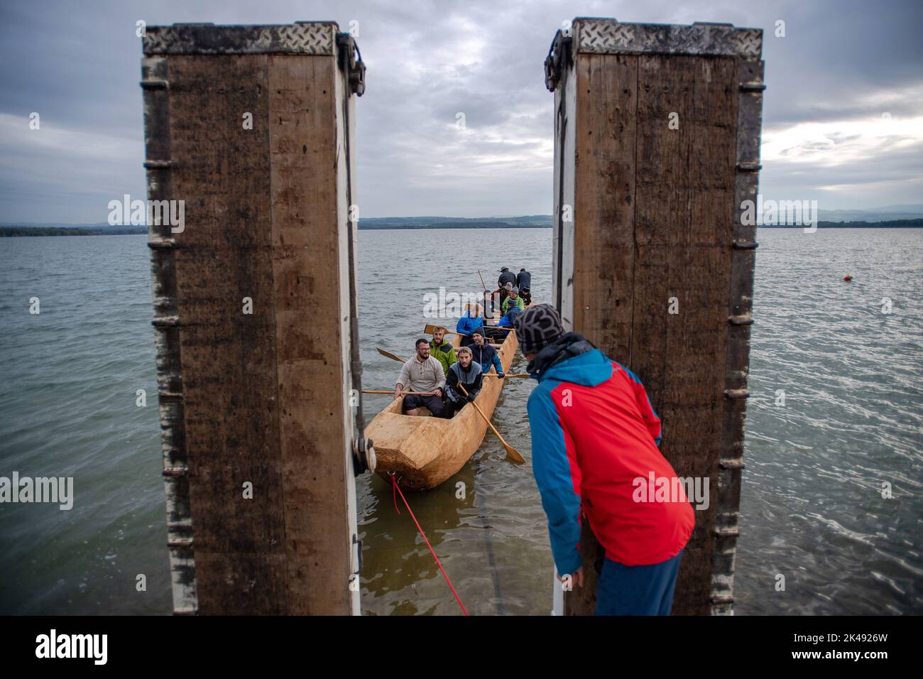 Ceska Skalice, République tchèque. 30th septembre 2022. Le voyage d'essai d'une réplique d'un bateau préhistorique sur le réservoir du barrage de Rozkos, sur lequel les archéologues expérimentaux pendant l'expédition de Monoxylon veulent traverser la mer Égée, a eu lieu à 30 septembre 2022, près de Ceska Skalice, en République tchèque. Crédit : David Tanecek/CTK photo/Alay Live News Banque D'Images