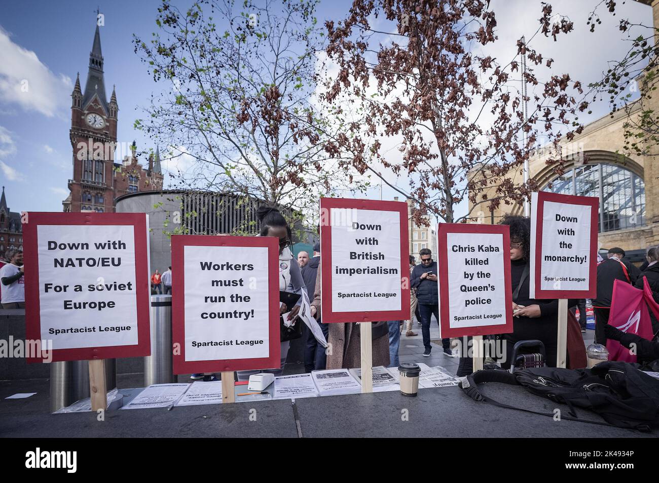 Londres, Royaume-Uni. 1st octobre 2022. Il suffit de protester et de se rassembler à l'extérieur de la gare de Kings Cross. Credit: Guy Corbishley/Alamy Live News Banque D'Images
