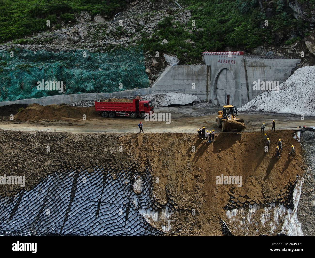Lhassa, Tibet. 01st octobre 2022. (221001) -- LHASSA, 1 octobre 2022 (Xinhua) -- photo aérienne prise le 18 août 2020 montre le chantier de construction de la sortie du tunnel du col de Doxong sur l'autoroute reliant le canton de Pad dans la ville de Nyingchi et le comté de Medog, dans le sud-ouest de la Chine, région autonome du Tibet. La route de 67,22 km relie le canton de Pad dans la ville de Nyingchi et le comté de Medog. C'est le deuxième passage à Medog, après le premier reliant le comté et le canton de Zhomog, comté de Bomi. Après l'ouverture de la nouvelle autoroute à la circulation, la longueur de la route reliant la ville propre de Nyingchi et Medo Banque D'Images