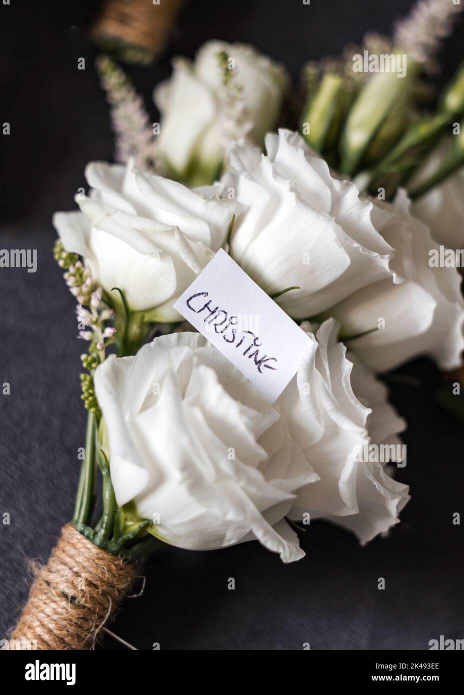Christine carte de nom sur beau arrangement de fleur. Prénom, nom chrétien Christine. Banque D'Images
