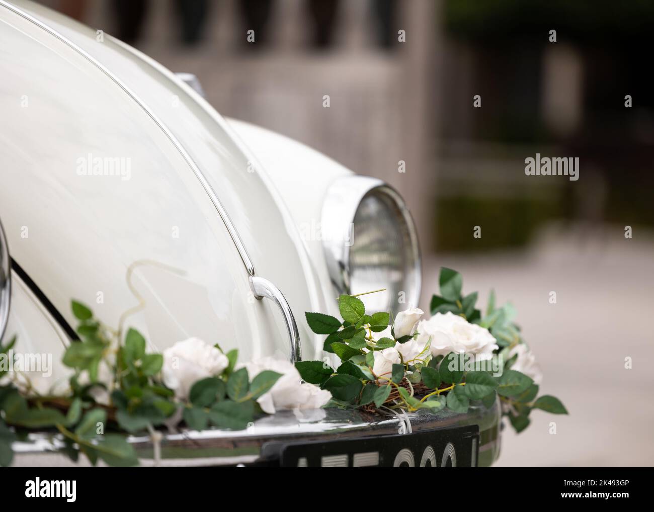 Voiture rétro classique vintage gros plan du phare sur voiture de mariage blanche. Banque D'Images