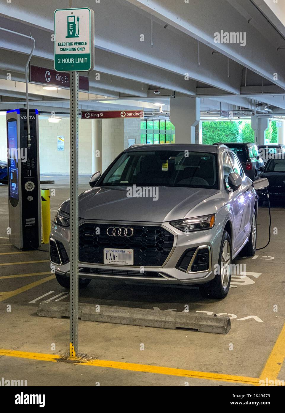 Véhicule à la station de charge de véhicule électrique. Banque D'Images