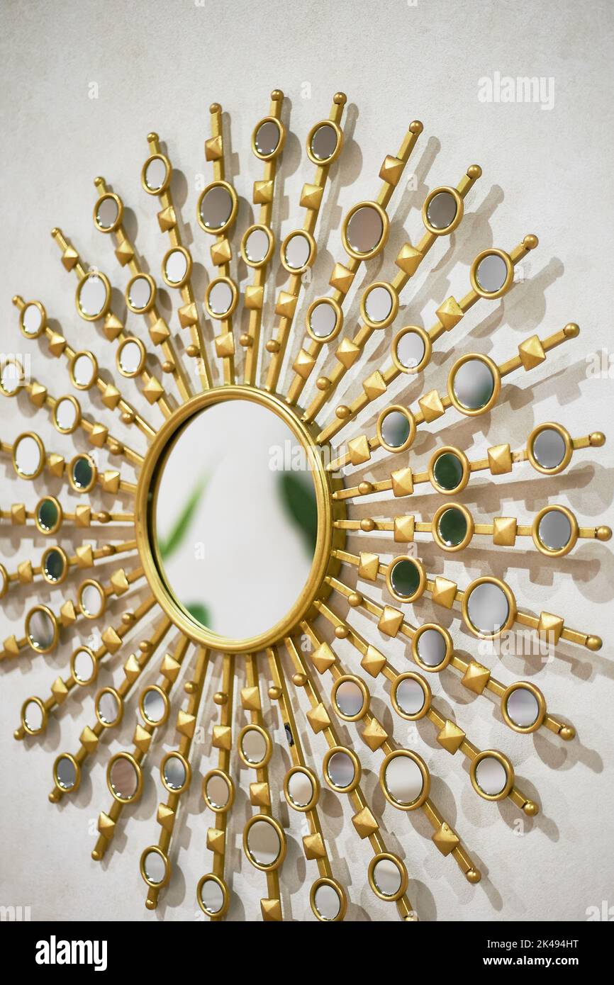 Miroir rond doré avec rayons. Produit de conception. Banque D'Images