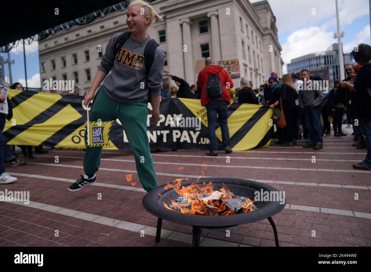 Un manifestant prend part à une « facture énergétique brûlante » sur la place du Centenaire lors d'un rassemblement suffisant à Birmingham pour protester contre la hausse des factures d'énergie et la crise du coût de la vie. Date de la photo: Samedi 1 octobre 2022. Banque D'Images