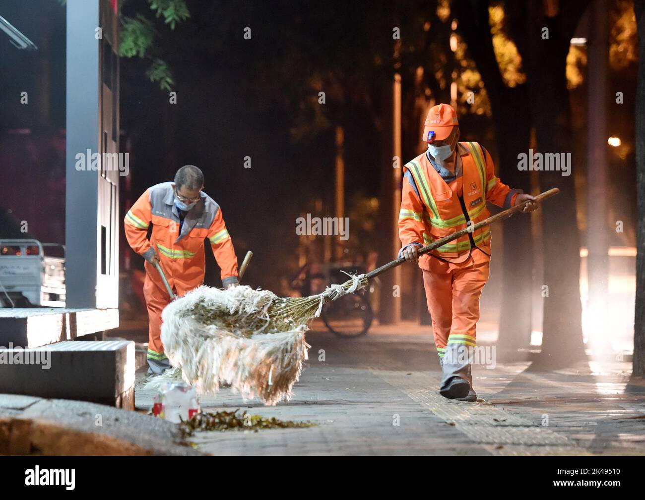 Shijiazhuang, province chinoise du Hebei. 1st octobre 2022. Les travailleurs de l'assainissement nettoient la rue dans le district de Qiaoxi de Shijiazhuang, dans la province de Hebei, au nord de la Chine, le 1 octobre 2022. Samedi marque le premier jour de la fête nationale de la Chine qui dure une semaine. Credit: Zhang Xiaofeng/Xinhua/Alay Live News Banque D'Images