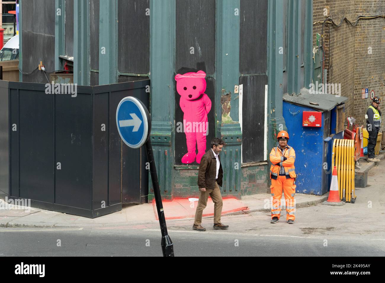 L'ours rose de Paul Robinson, connu professionnellement sous le nom de LUAP est un artiste contemporain britannique Banque D'Images