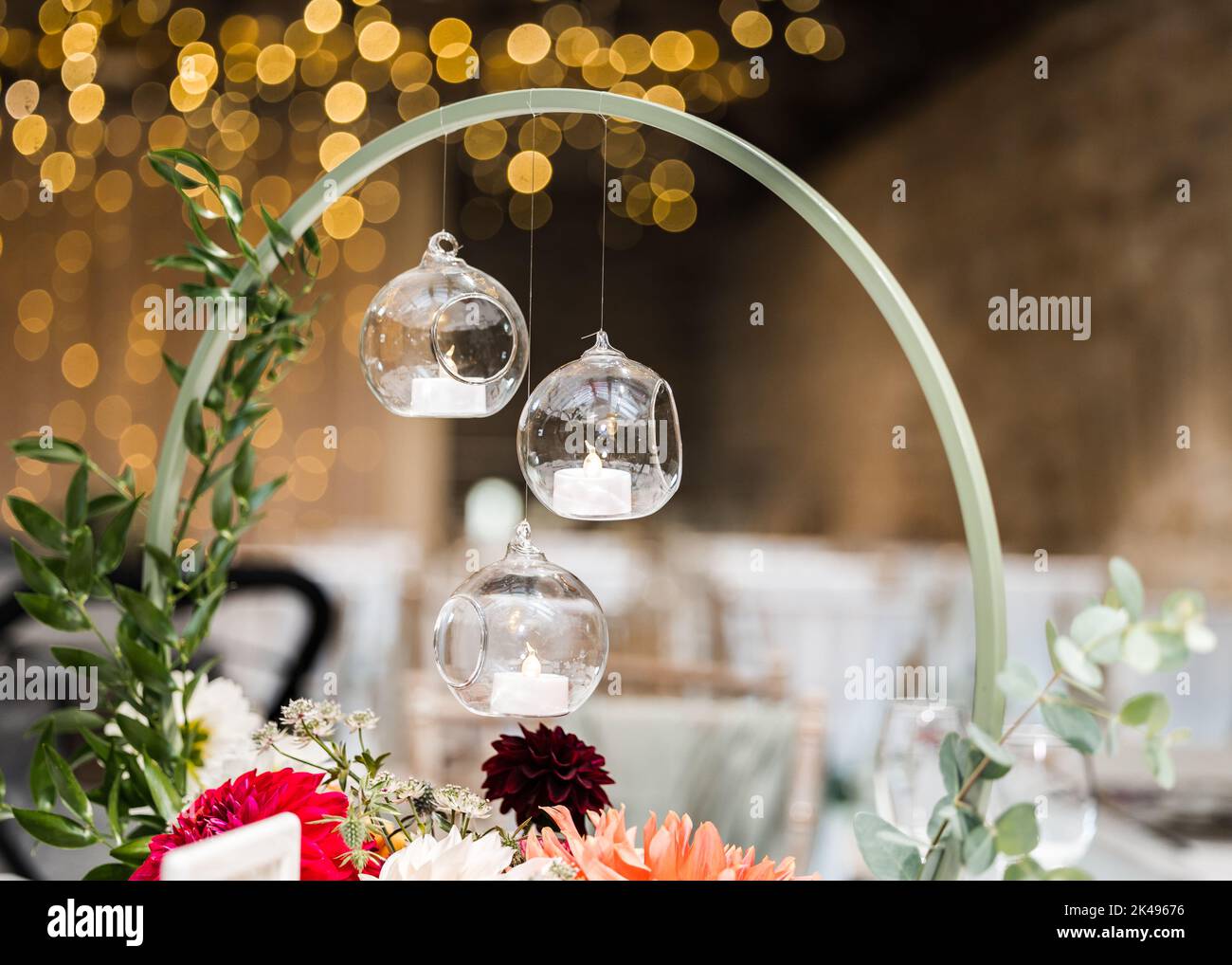 Belle bougie lumière décoration de table de mariage avec fleurs et lumières scintillantes. Petit déjeuner de mariage. Banque D'Images