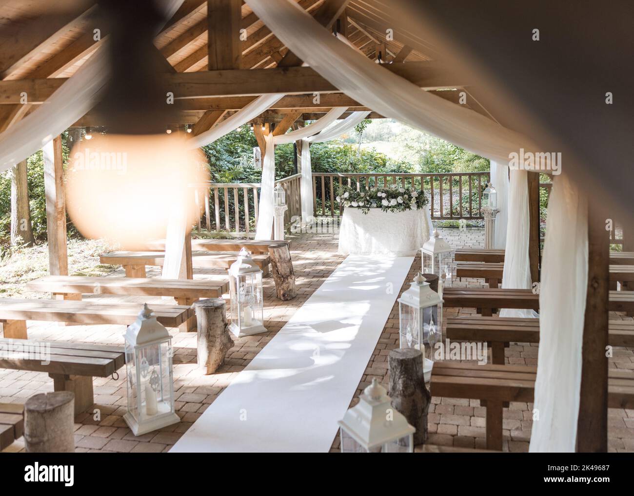 Magnifique cadre extérieur pour une cérémonie de mariage romantique entourée de forêt Banque D'Images Magnifique cadre extérieur pour une cérémonie de mariage romantique entourée de forêt Banque D'Images