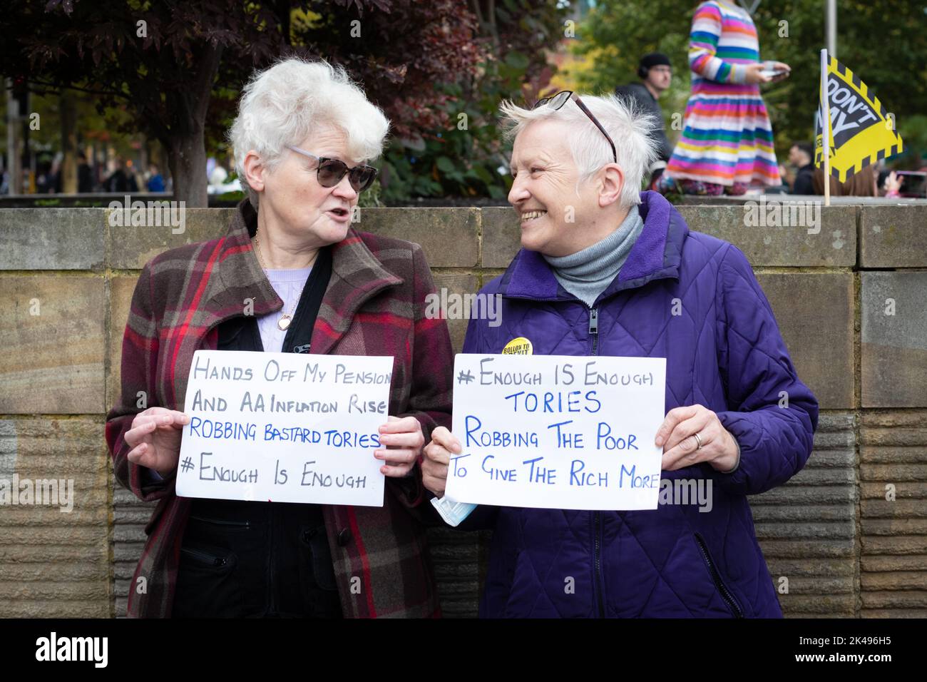 Manchester, Royaume-Uni. 01st octobre 2022. Les gens avec des pancartes joindre le assez est assez et ne payez pas le groupe de campagne et de prendre dans les rues. Les mouvements veulent que le gouvernement s'occupe de la crise du coût de la vie en réduisant les factures d'énergie et en augmentant les salaires pour aider les gens à faire face à l'inflation. Credit: Andy Barton/Alay Live News Banque D'Images