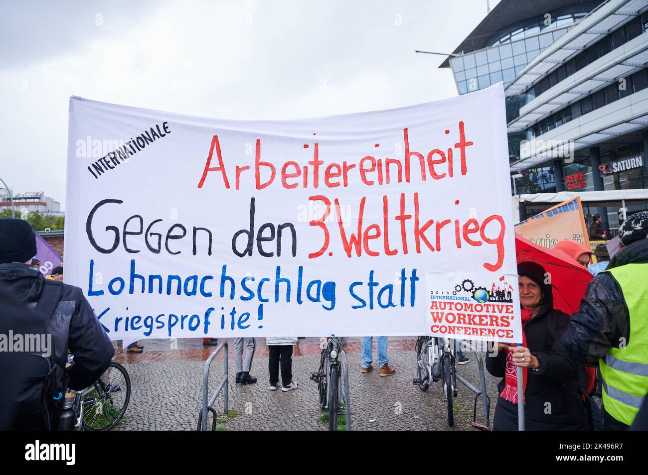 Berlin, Allemagne. 01st octobre 2022. « L'unité des travailleurs contre la guerre mondiale 3 » est inscrite sur un écriteau des manifestants de Gesundbrunnen. Les manifestations de paix à l'échelle nationale ont le slogan « nous ne paierons pas pour vos guerres ». Credit: Annette Riedl/dpa/Alay Live News Banque D'Images