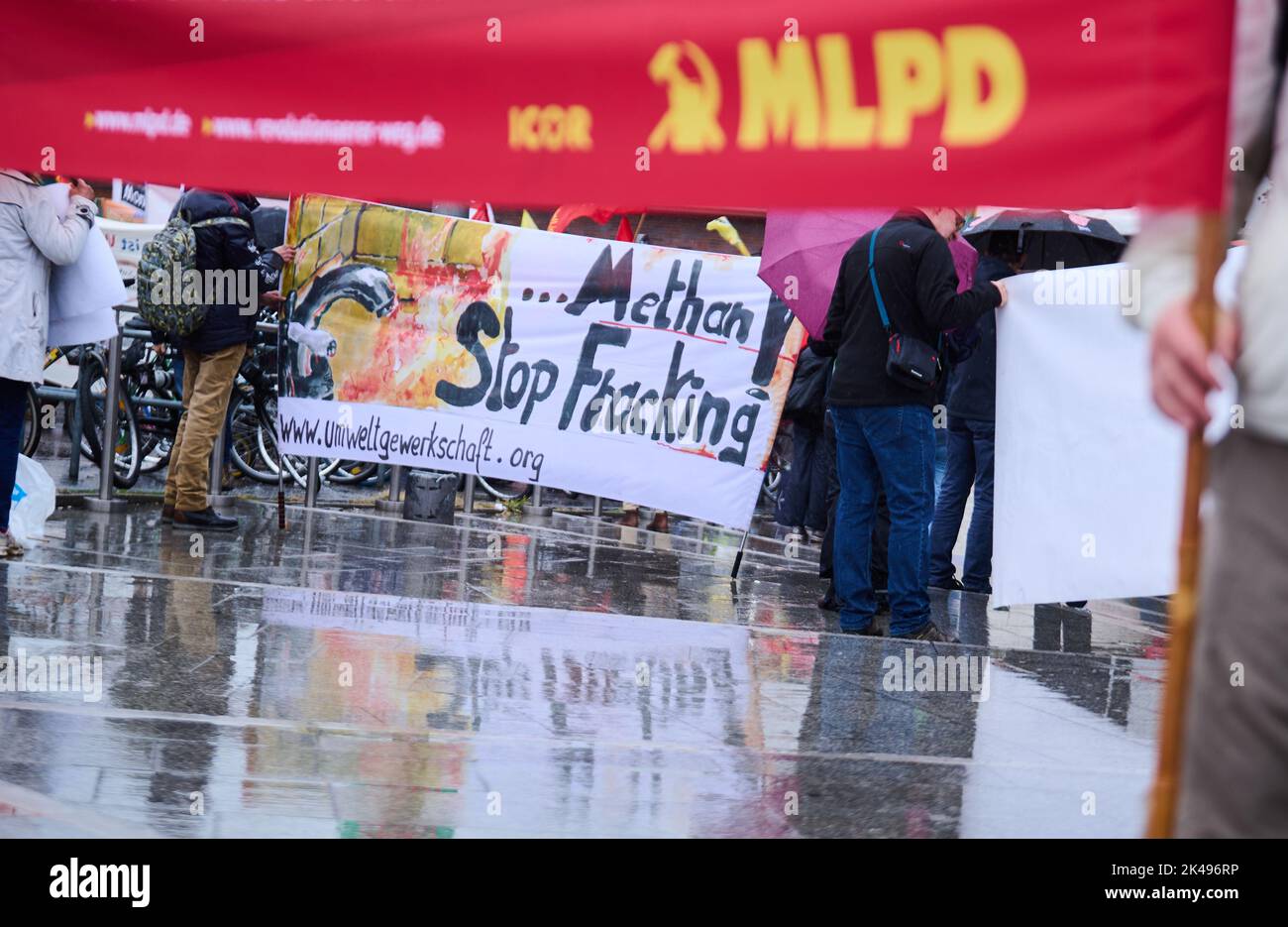 Berlin, Allemagne. 01st octobre 2022. 'Éthane - Arrêter la fracturation !' Est écrit sur un écriteau détenu par un démonstrateur au Gesundbrunnen. Les manifestations de paix à l'échelle nationale ont le slogan « nous ne paierons pas pour vos guerres ». Credit: Annette Riedl/dpa/Alay Live News Banque D'Images