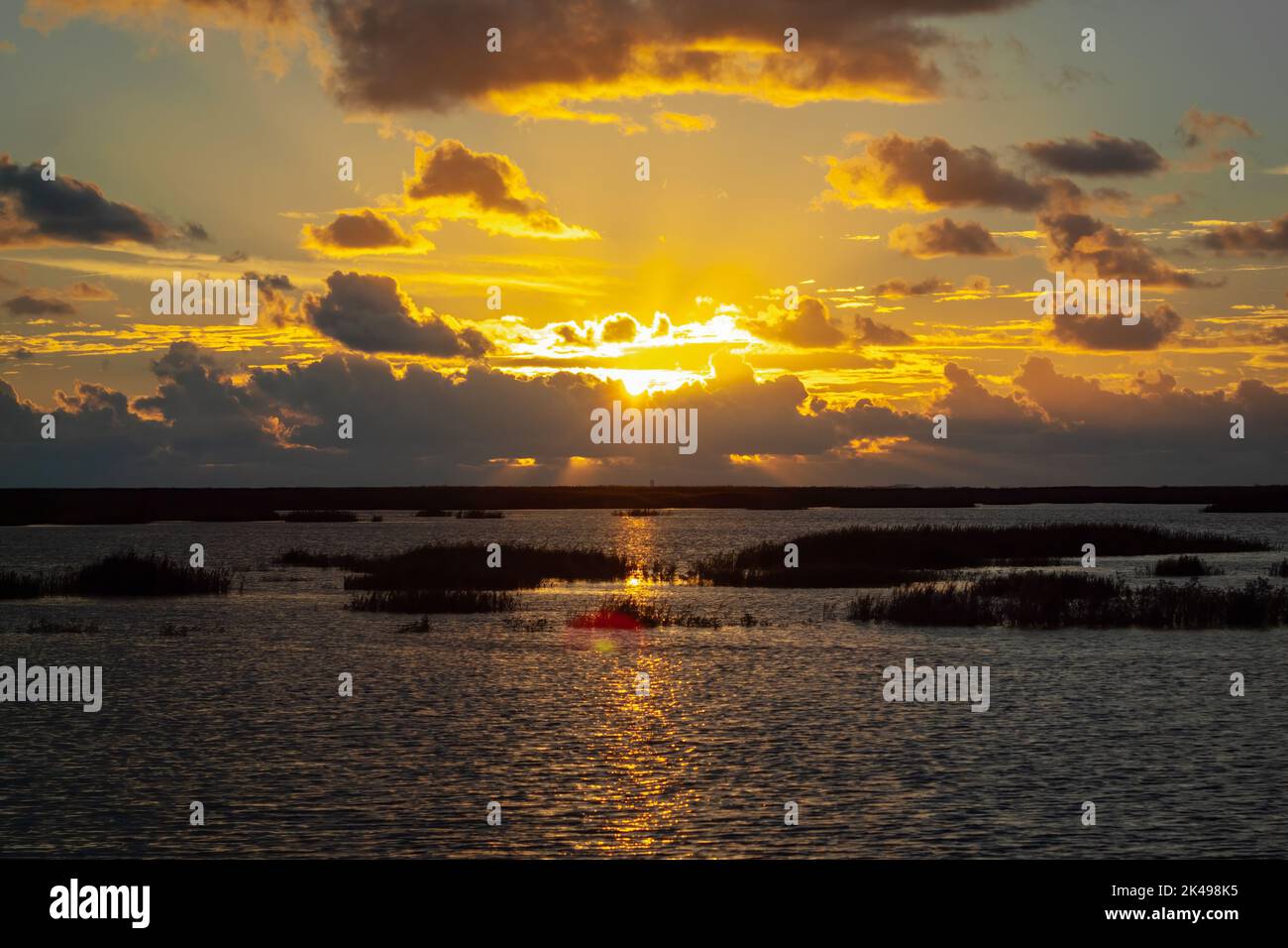 Coucher de soleil spectaculaire sur le marais salé intertidal de l'estuaire de la Gironde sur la côte ouest de l'Atlantique de la Charente Maritime, France Banque D'Images