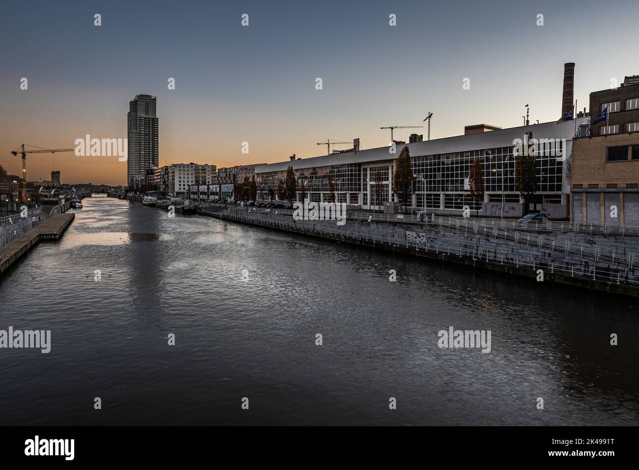 Molenbeek, Bruxelles, Belgique - 11 18 2020 - vue sur la ville au bord du canal au coucher du soleil Banque D'Images