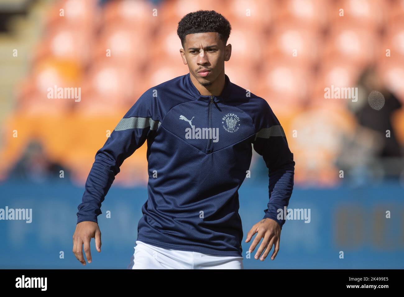 Jordan Lawrence-Gabriel #4 de Blackpool pendant le match de pré-match s'échauffe avant le match de championnat de Sky Bet Blackpool vs Norwich City à Bloomfield Road, Blackpool, Royaume-Uni, 1st octobre 2022 (photo de James Heaton/News Images) Banque D'Images