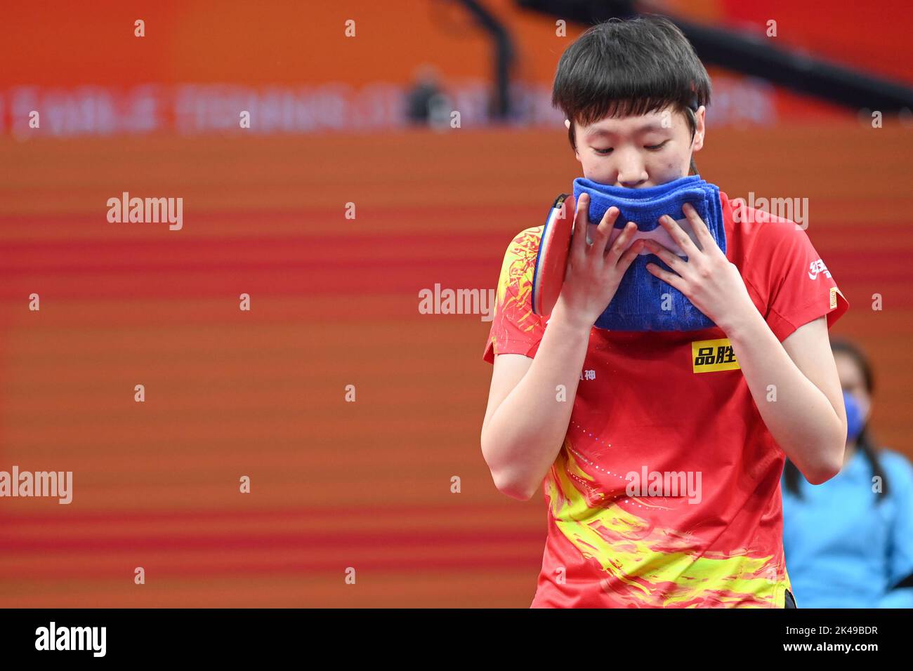 Chengdu, province chinoise du Sichuan. 1st octobre 2022. Wang Manyu, de Chine, réagit en concurrence avec Jiayi Nie, du Canada, lors du match de groupe 1 des équipes féminines lors des finales des Championnats du monde de tennis de table de l'équipe 2022 de l'ITTF à Chengdu, dans la province du Sichuan, dans le sud-ouest de la Chine, le 1 octobre 2022. Credit: Xu Bingjie/Xinhua/Alamy Live News Banque D'Images
