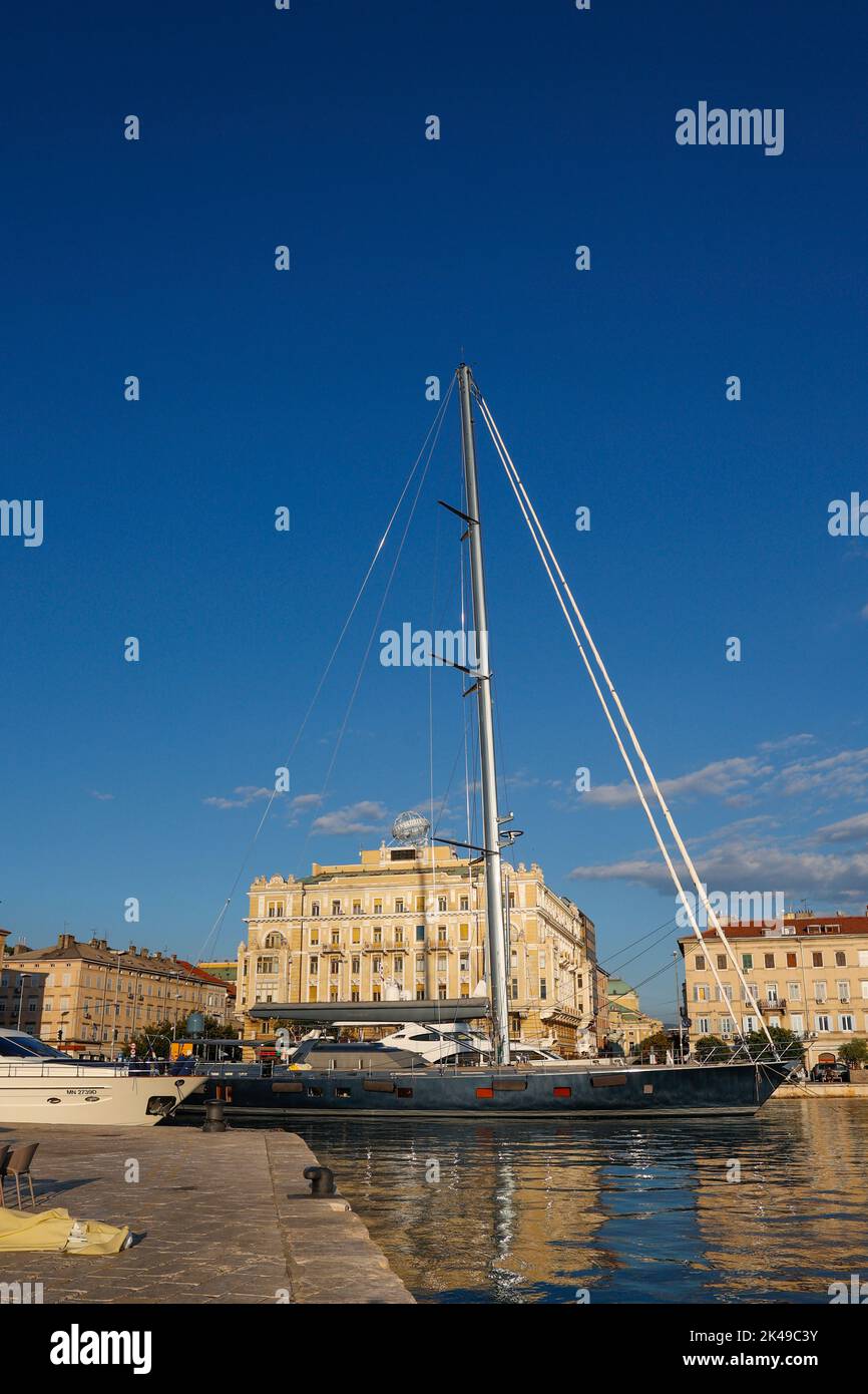 Vue du yacht ancré dans le port avec Palazzo Bacich, aujourd'hui le bâtiment Transatria en arrière-plan, Rijeka,Istria,Croatie Banque D'Images