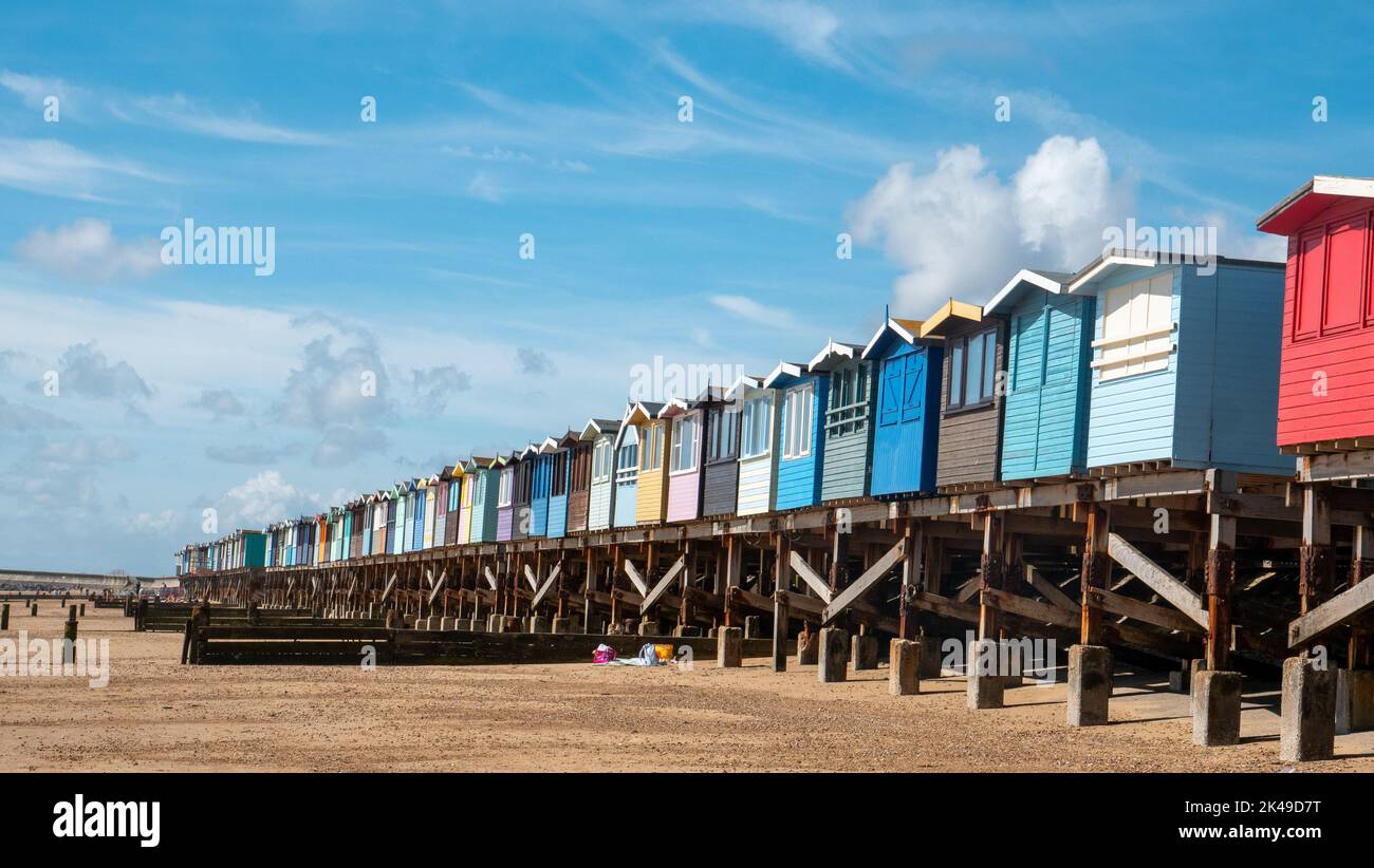 Une rangée de cabanes de plage sur la côte d'Essex à Frinton-on-Sea en été. Banque D'Images