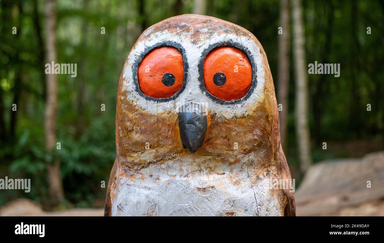 Une sculpture de chouette en bois sur le sentier Gruffalo dans le parc national de Thorndon près de Brentwood, Essex. Banque D'Images