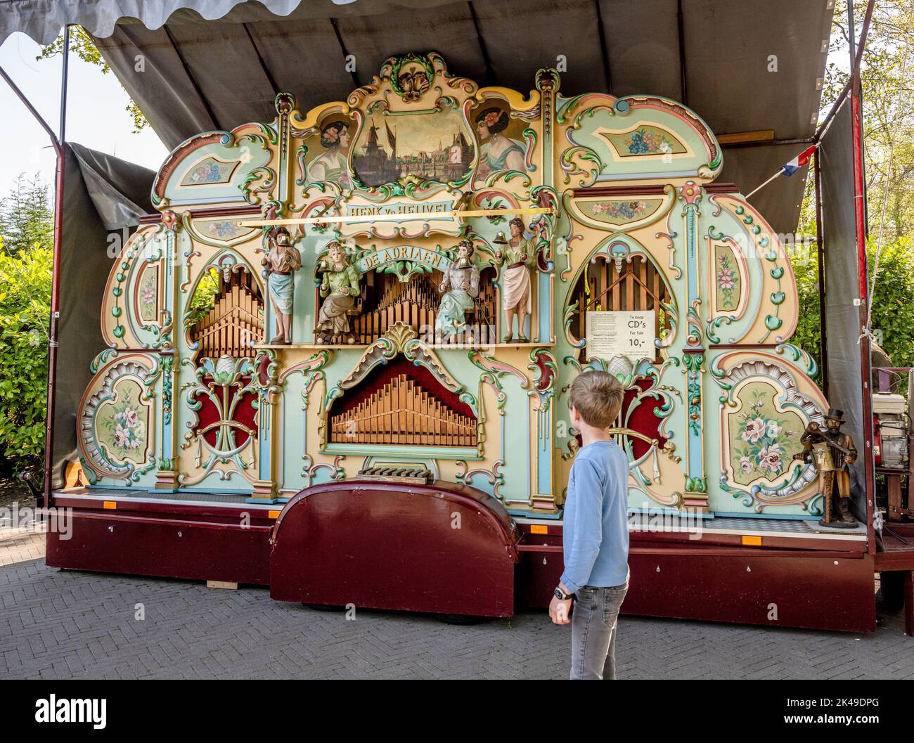 Les enfants dansent devant un orgue du parc des expositions aux jardins de Keukenhof Banque D'Images