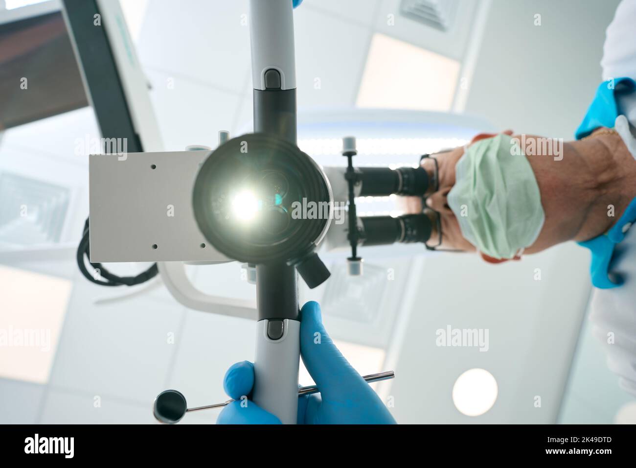 Dentiste professinal utilisant un microscope dentaire pour l'examen Banque D'Images Dentiste professinal utilisant un microscope dentaire pour l'examen Banque D'Images
