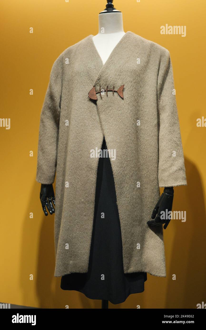 Le manteau de femme est exposé pendant l'exposition 'Sybilla. The invisible  thread' à la salle Canal de Isabel II de Madrid. L'exposition dédiée à la  célèbre designer espagnole María Sybilla Sorondo couvre
