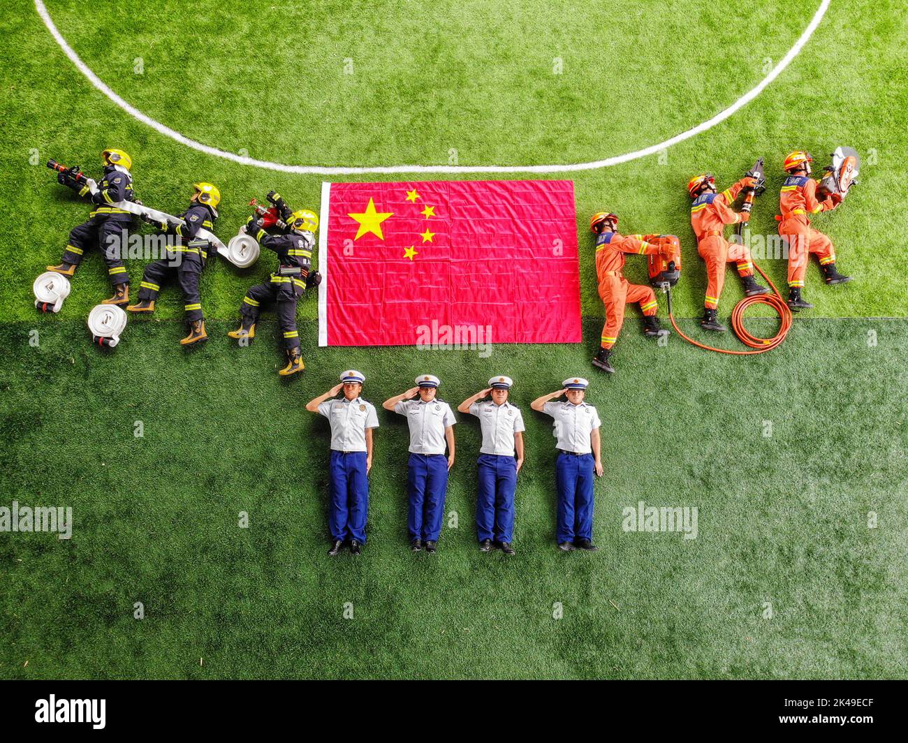 Zunyi. 1st octobre 2022. Les pompiers posent pour une photo avec le drapeau national chinois dans la ville de Zunyi, dans la province de Guizhou, dans le sud-ouest de la Chine, le 1 octobre 2022. Samedi marque le premier jour de la fête nationale de la Chine qui dure une semaine. Credit: Xinhua/Alay Live News Banque D'Images