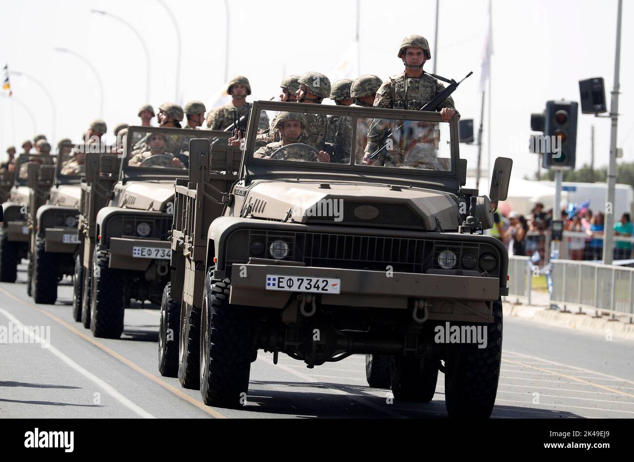 Nicosie, Chypre. 1st octobre 2022. Des soldats de la Garde nationale chypriote sont à bord de véhicules automobiles lors d'un défilé militaire célébrant le jour de l'indépendance de Chypre de 62nd à Nicosie, Chypre, le 1 octobre 2022. Credit: George Christophorou/Xinhua/Alay Live News Banque D'Images