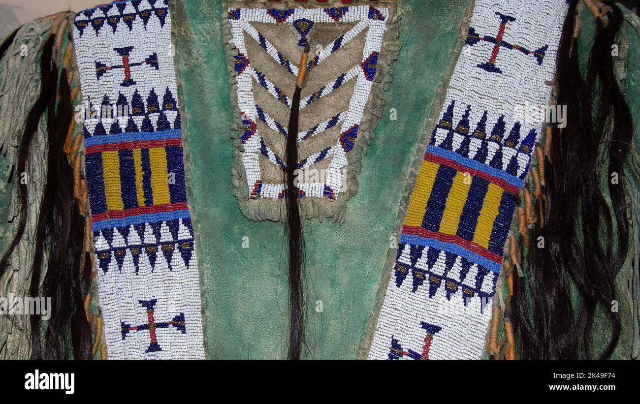 Chemise indienne Sioux vintage vers 1870 en peau de cerf bronzé, perles de verre et cheveux humains. Banque D'Images