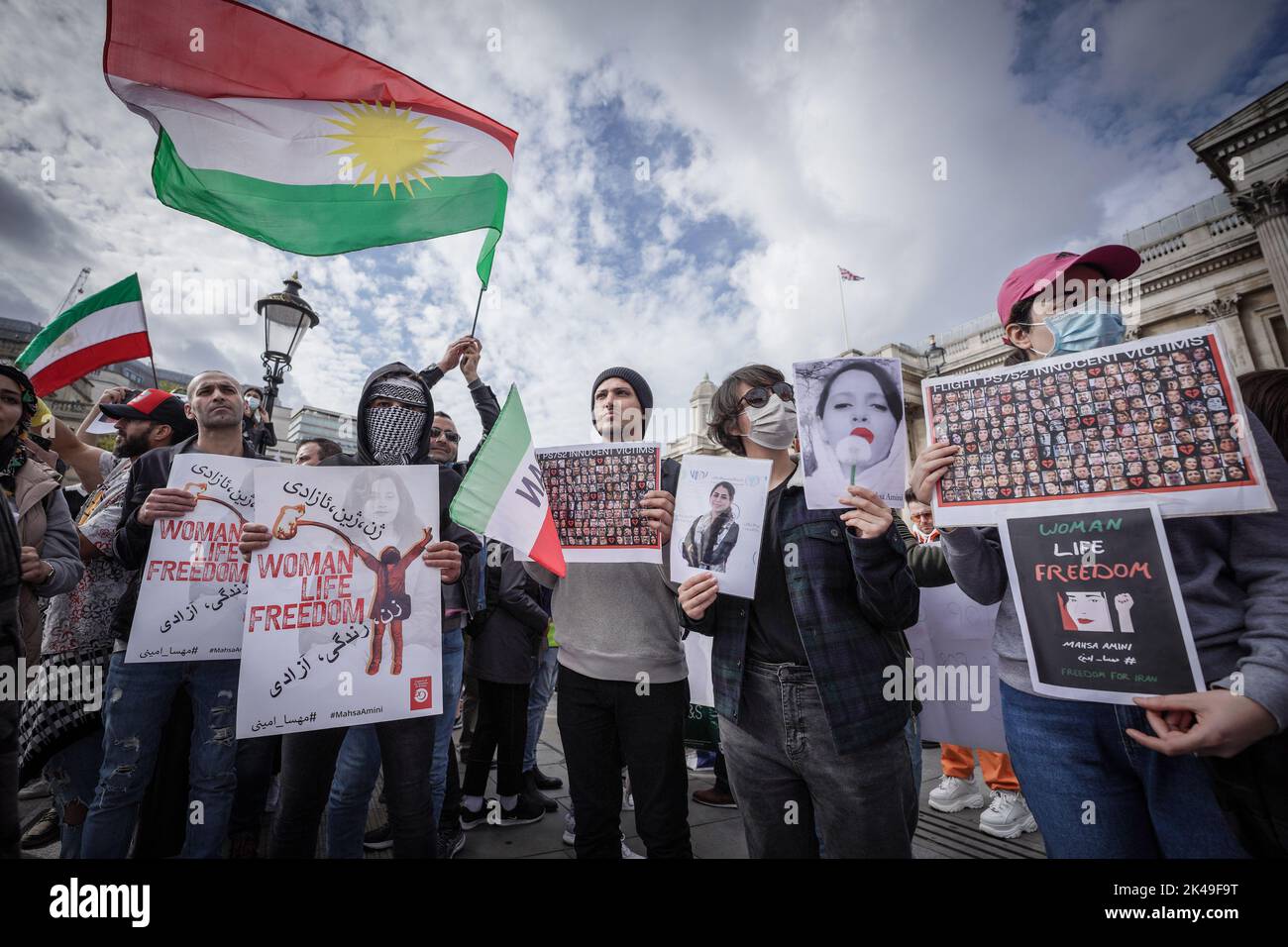 Londres, Royaume-Uni. 1st octobre 2022. Les Britanniques et les Iraniens se réunissent à Trafalgar Square pour poursuivre leur action de protestation depuis la mort de Mahsa Amini et demander la fin du régime islamique actuel en Iran. Mahsa Amini, 22 ans, kurde, a été déclarée morte trois jours après son arrestation dans la capitale iranienne pour avoir porté le foulard du hijab de manière « inappropriée ». Credit: Guy Corbishley/Alamy Live News Banque D'Images