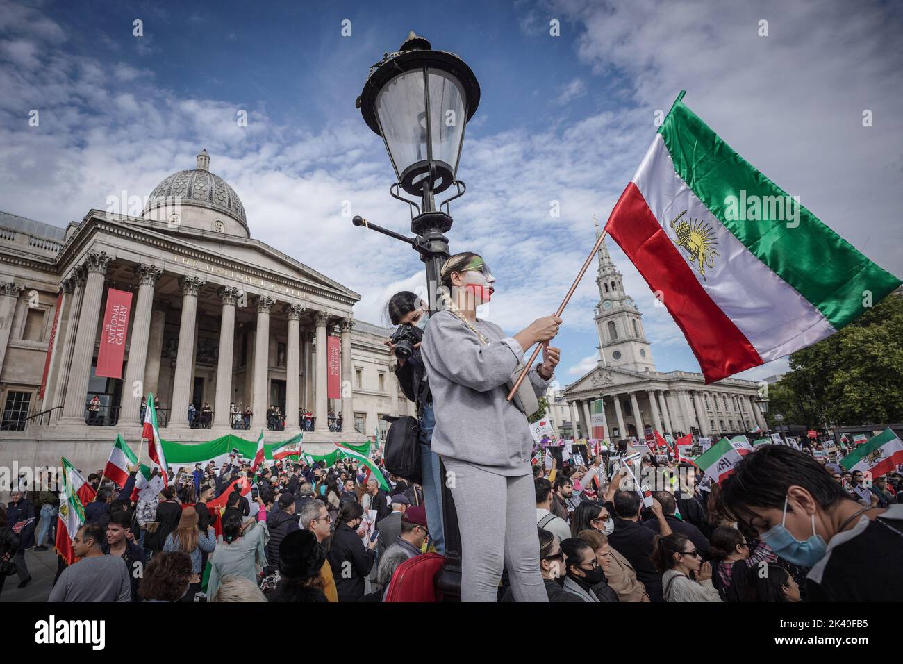 Londres, Royaume-Uni. 1st octobre 2022. Les Britanniques et les Iraniens se réunissent à Trafalgar Square pour poursuivre leur action de protestation depuis la mort de Mahsa Amini et demander la fin du régime islamique actuel en Iran. Mahsa Amini, 22 ans, kurde, a été déclarée morte trois jours après son arrestation dans la capitale iranienne pour avoir porté le foulard du hijab de manière « inappropriée ». Credit: Guy Corbishley/Alamy Live News Banque D'Images