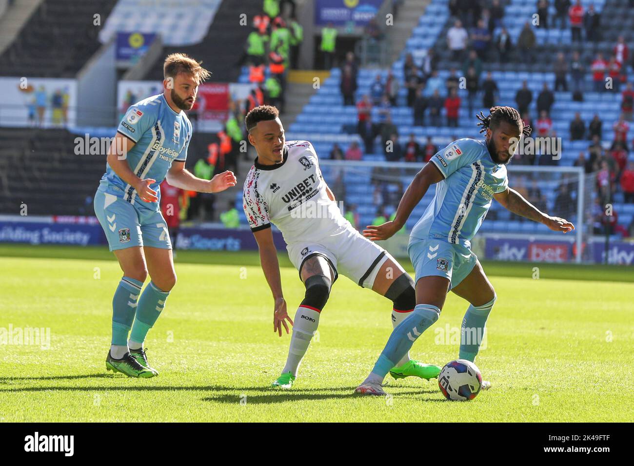 Coventry, Royaume-Uni. 1st octobre 2022Middlesbrough, Rodrigo Muniz est défié par Kasey Palmer, de Coventry City, lors de la première moitié du match de championnat Sky Bet entre Coventry City et Middlesbrough à l'arène Coventry Building Society, à Coventry, le samedi 1st octobre 2022. (Credit: John Cripps | MI News) Credit: MI News & Sport /Alay Live News Banque D'Images